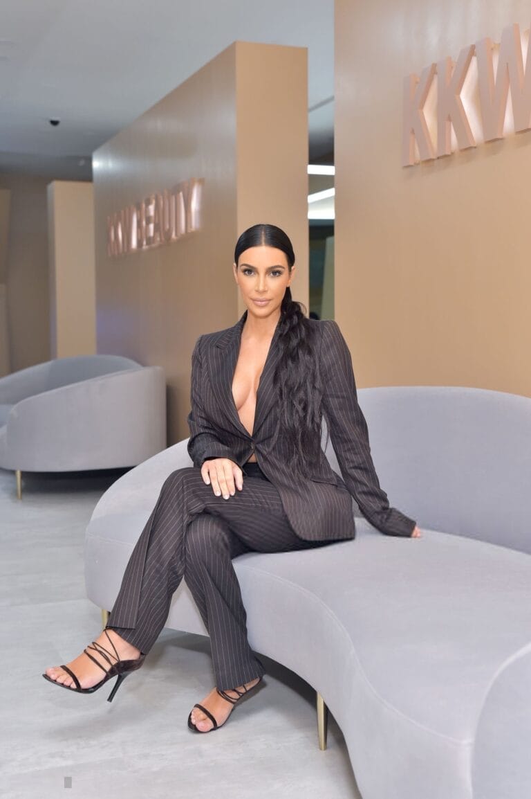 Kim Kardashian: Luce un traje de dos piezas con rayas verticales en tonos oscuros, que destaca…