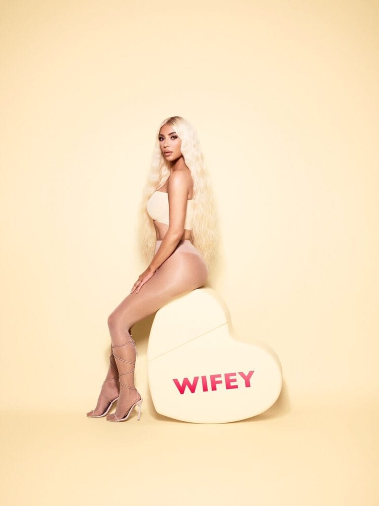 Kim Kardashian: Luce un top ceñido en tono nude y unas medias transparentes que realzan su…