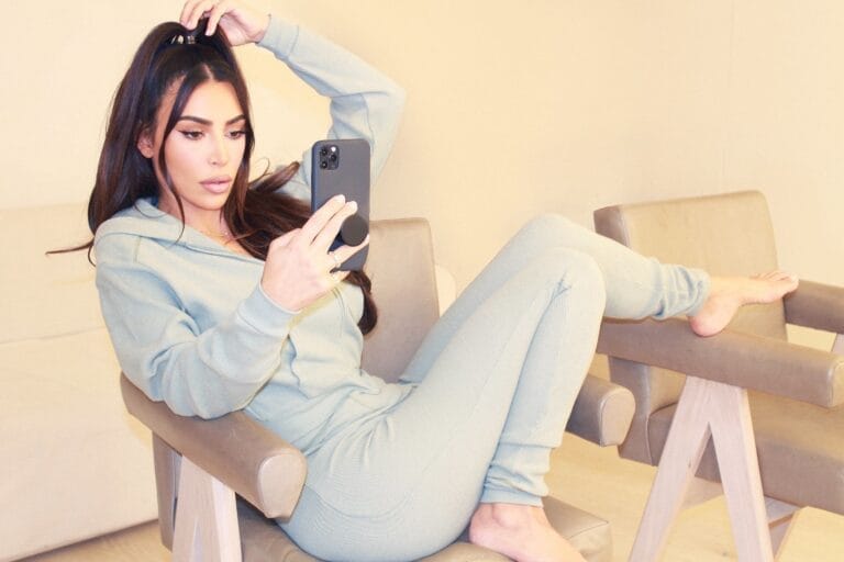 Kim Kardashian: Luce un conjunto de chándal en tono verde suave, cómodo y ajustado, mientras está…
