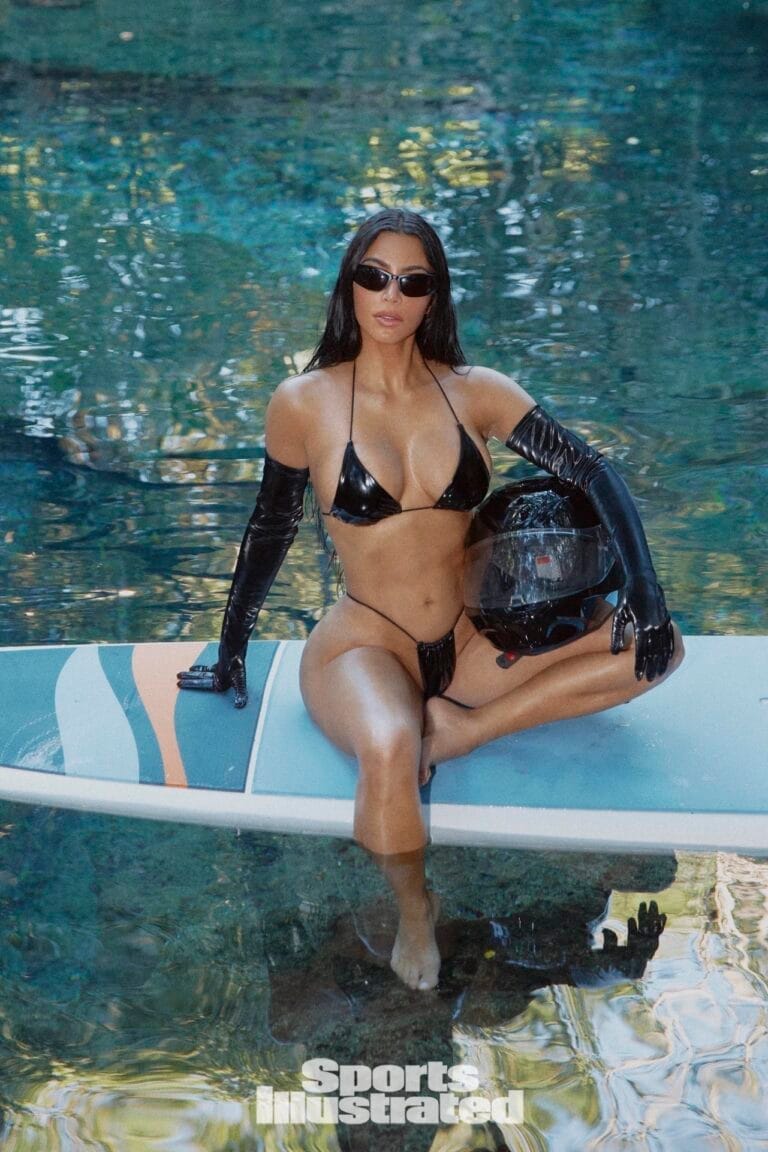 Kim Kardashian: Luce un bikini negro brillante, que resalta su figura, mientras está sentada en una…