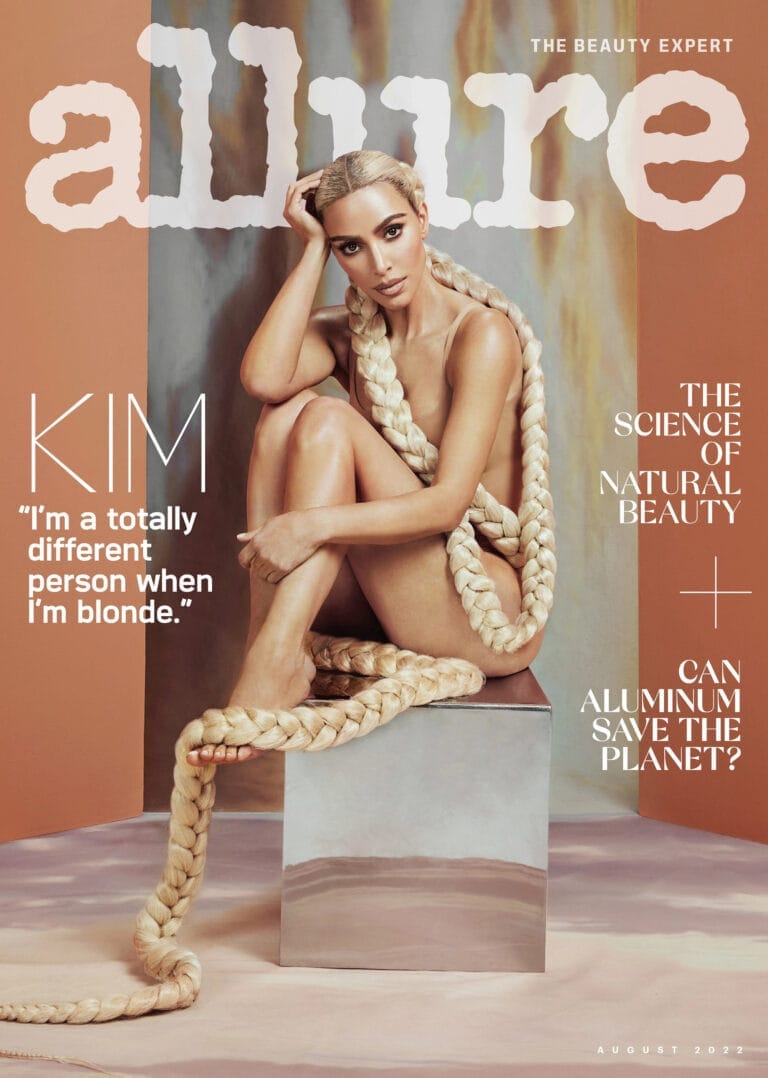 Kim Kardashian: Luce un estilo audaz y minimalista, sentada sobre un pedestal metálico con las piernas…