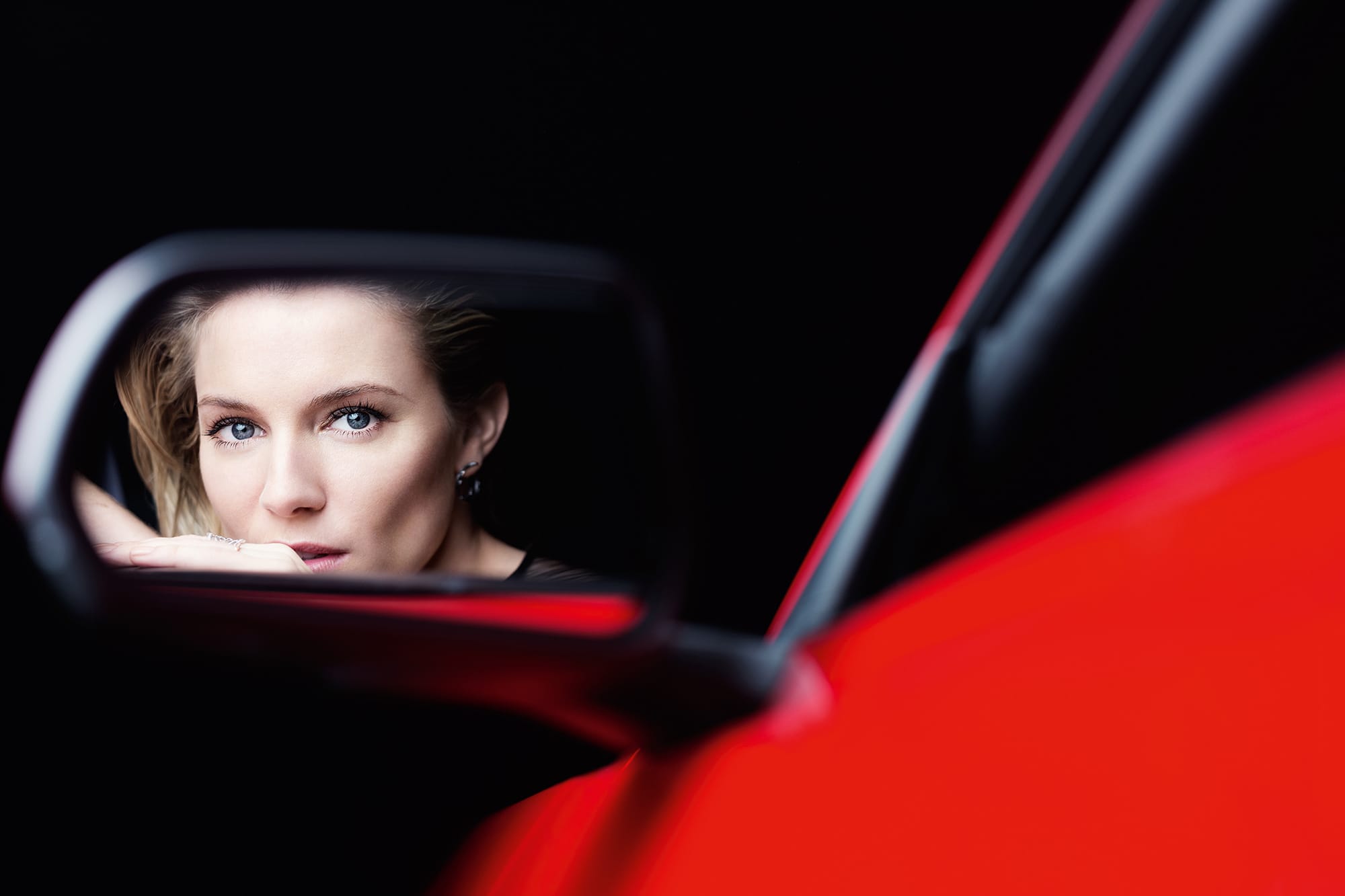 celeber_ru_sienna_miller_ford_mustang_campaign_photoshoot_2013_04