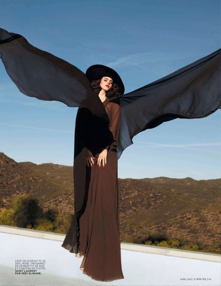 Lana Del Rey: Luce un impresionante vestido largo marrón con una capa de georgette negra que se…