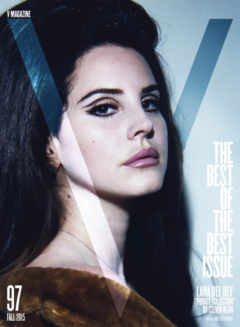 Lana Del Rey: Luce un abrigo de piel marrón que realza su elegancia, con un maquillaje de…