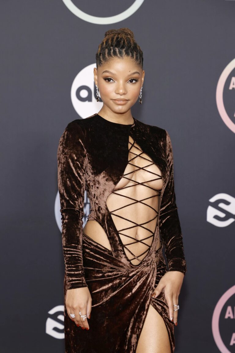 Halle Bailey-110422