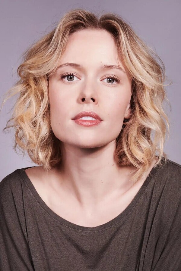 Amelia Eve