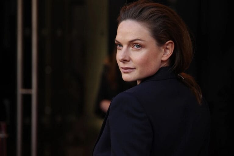 Rebecca Ferguson: Luce un elegante traje oscuro, con el cabello recogido en un moño bajo que…