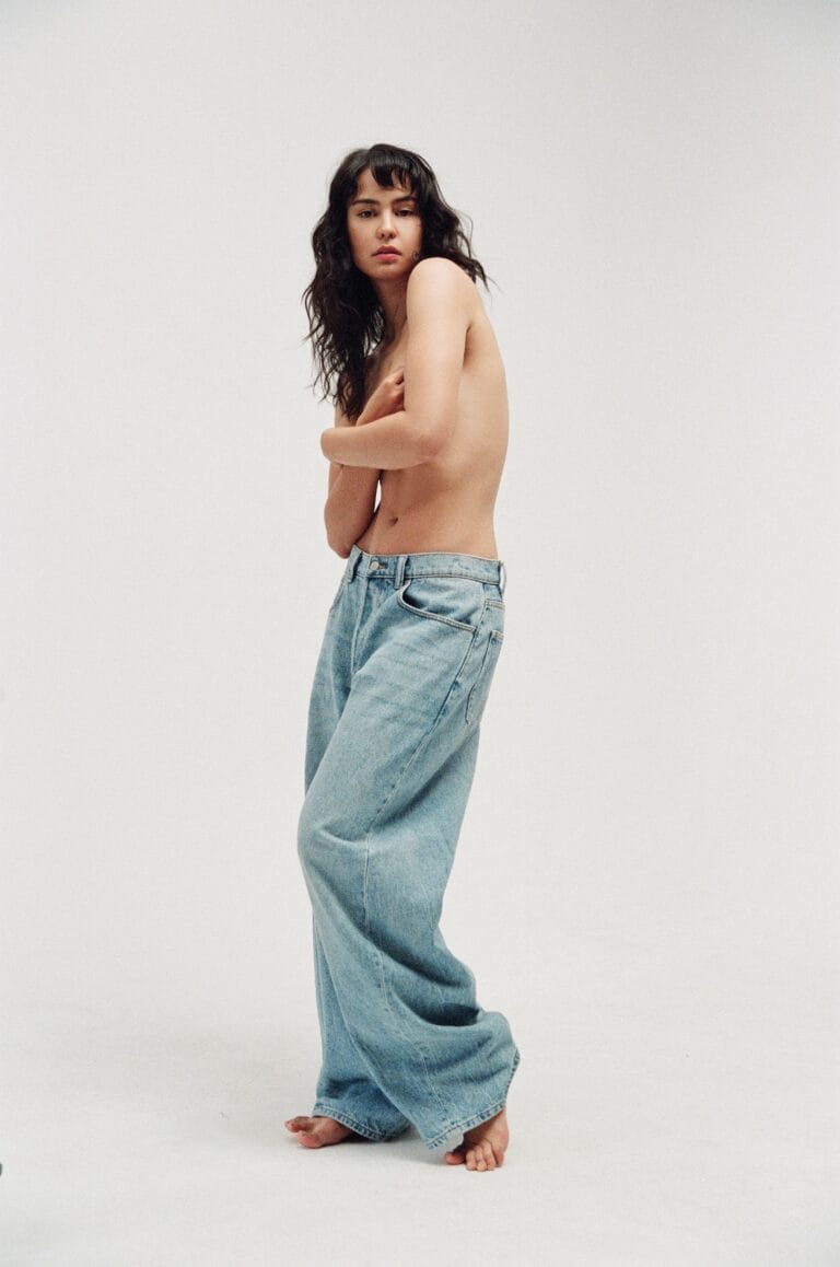 Courtney Eaton: Luce un estilo desenfadado con un par de jeans de corte amplio en un…