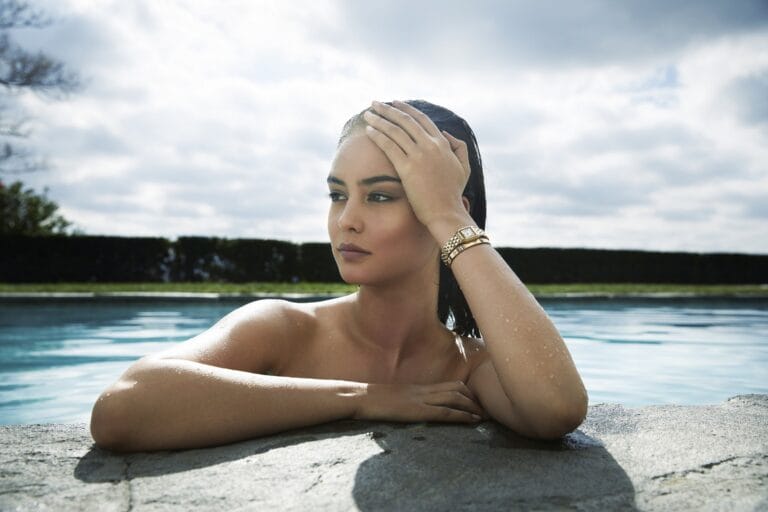Courtney Eaton: Luce un ambiente relajante, reposando en el borde de una piscina con el agua…