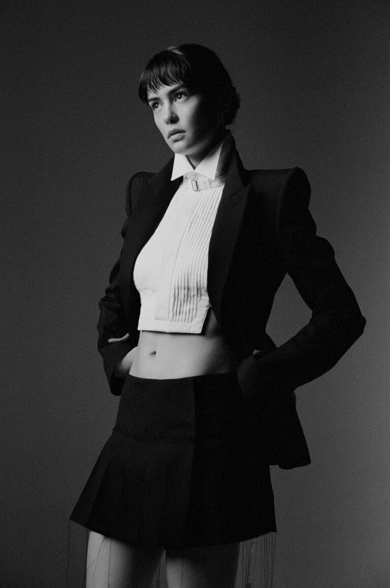 Courtney Eaton: Luce un conjunto audaz con un blazer negro estructurado y una blusa blanca de…