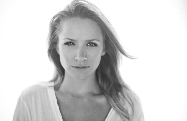 Shantel VanSanten: Luce una camiseta blanca de corte amplio, con un escote que resalta su cuello.…