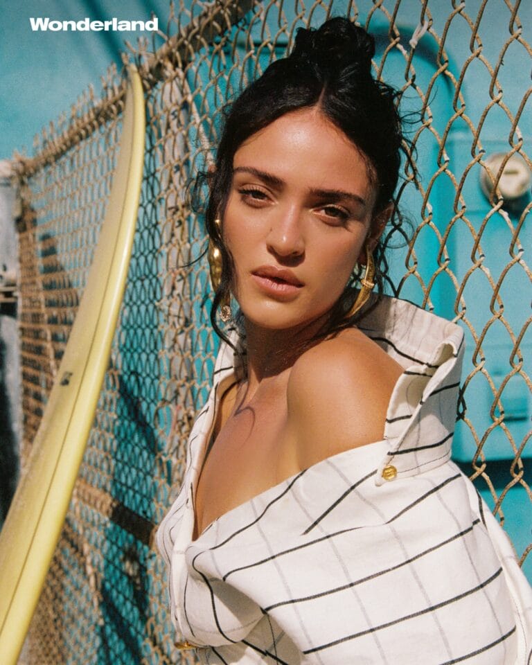 Luna Blaise con 22-23 años