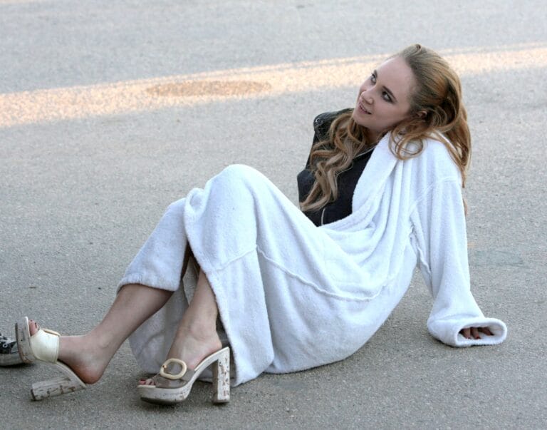 Juno Temple: Luce un abrigo blanco de felpa, relajada mientras se sienta en el suelo con…