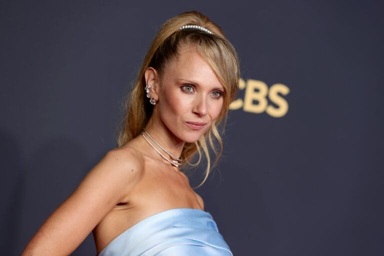 Juno Temple: Luce un vestido strapless de seda azul, con un drapeado que resalta su figura.…