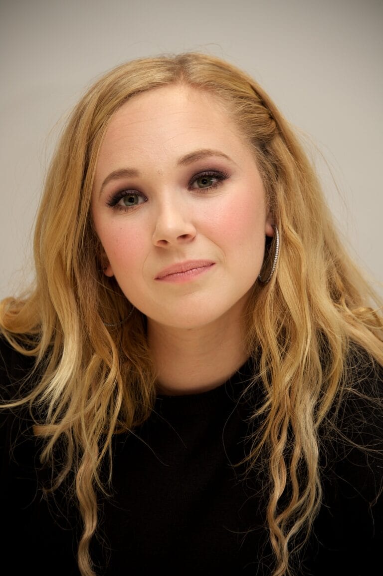 Juno Temple: Luce una blusa negra sencilla, con un maquillaje que resalta sus ojos y labios…