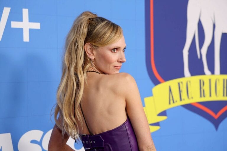 Juno Temple: Luce un vestido morado de espalda descubierta, ajustado y de corte moderno, que resalta…