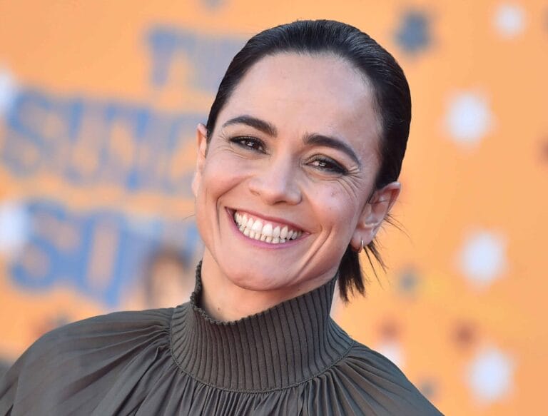 Christa B. Allen con 30-31 años