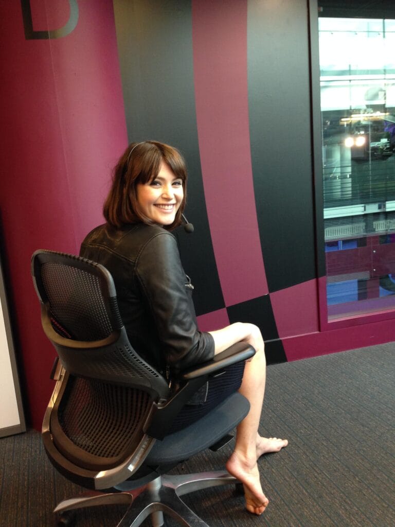 Gemma Arterton: Luce una chaqueta de cuero negra sobre una blusa ajustada, sentada en una silla…