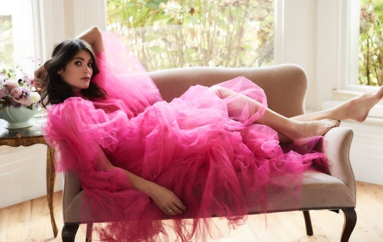 Gemma Arterton: Luce un vestido de tul rosa brillante, etéreo y voluminoso, mientras está reclinada en…