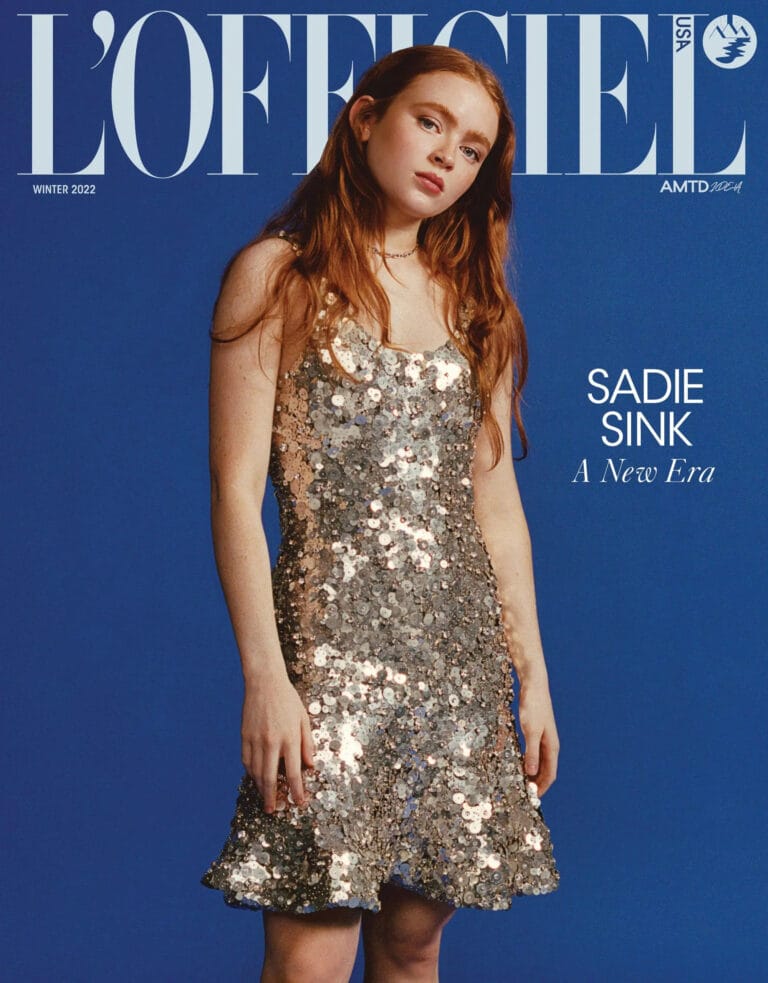 Sadie Sink: Luce un vestido corto lleno de lentejuelas plateadas que reflejan la luz, generando un…