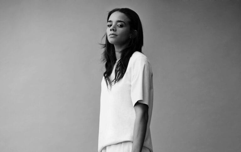 Hannah John-Kamen: Luce una blusa de corte amplio y suave en tonos claros, con pantalones a…