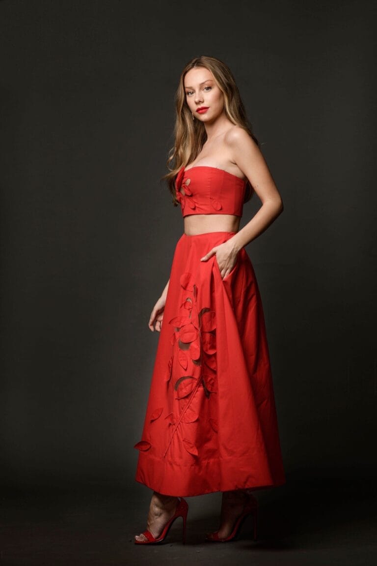 Ester Expósito: She wears a vibrant red outfit made up of a cropped top and a long skirt…