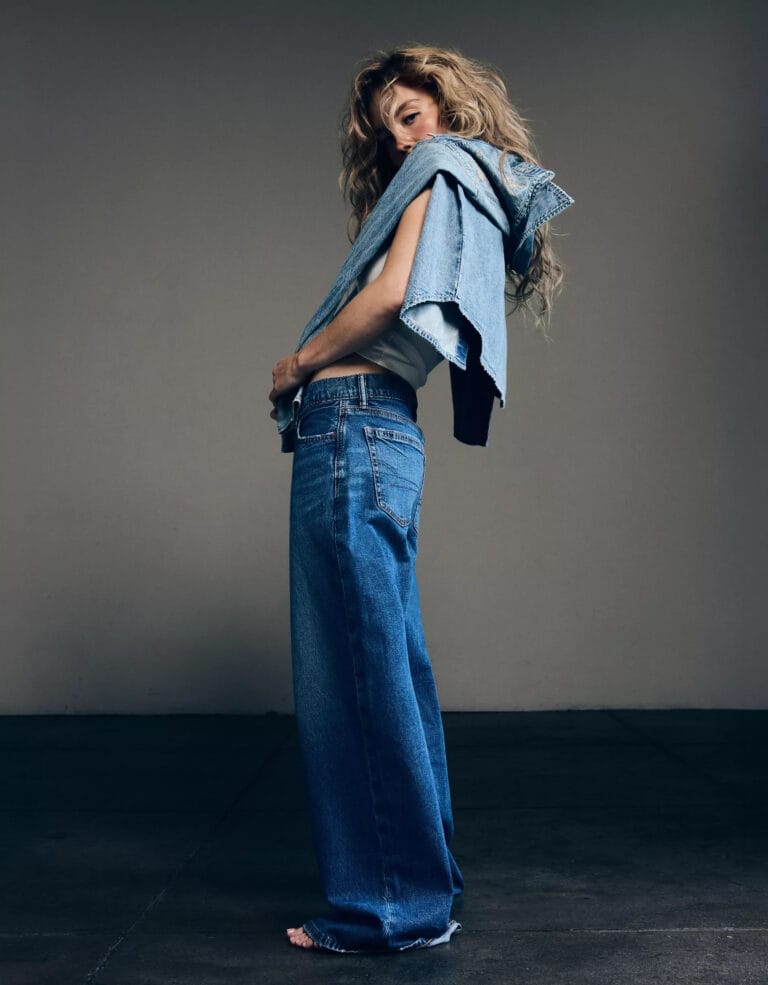 Sydney Sweeney: Luce un conjunto de denim con un top ajustado y jeans de tiro alto,…