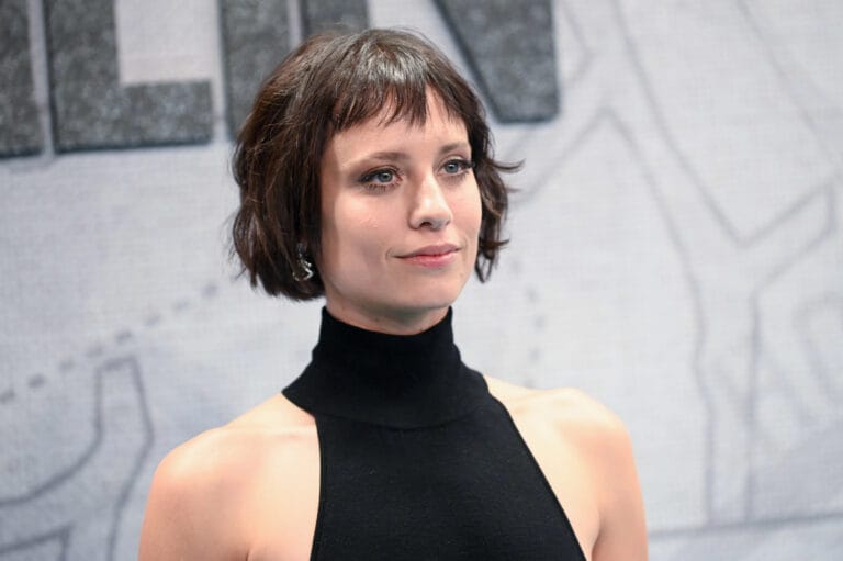 Michelle Jenner: Luce un elegante top negro de cuello alto, que resalta su figura con un…