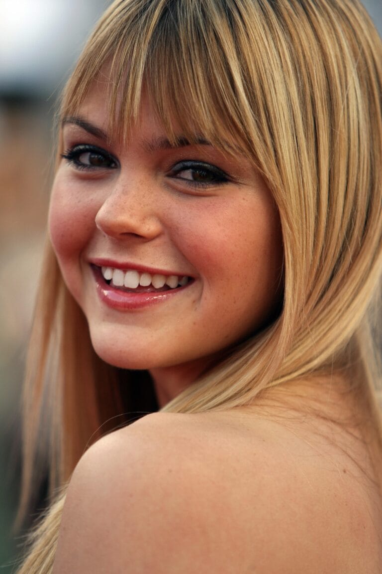 Aimee Teegarden: Can you help us describe this image?