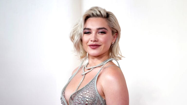Florence Pugh: Luce un vestido plateado brillante con detalles de strass, realzando su figura con tirantes…