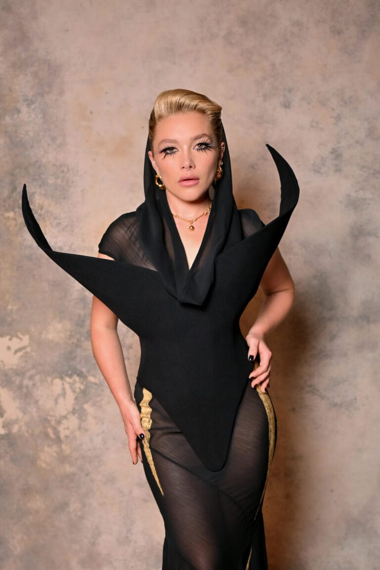 Florence Pugh: Luce un vestido negro de corte audaz con detalles en dorado, que resalta su…