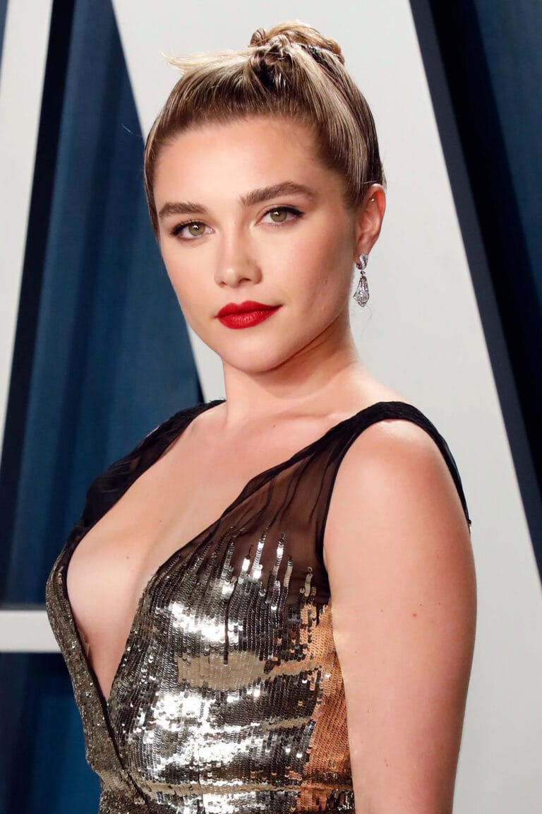 Florence Pugh: Luce un vestido de lentejuelas doradas y negras, con un escote profundo que resalta…