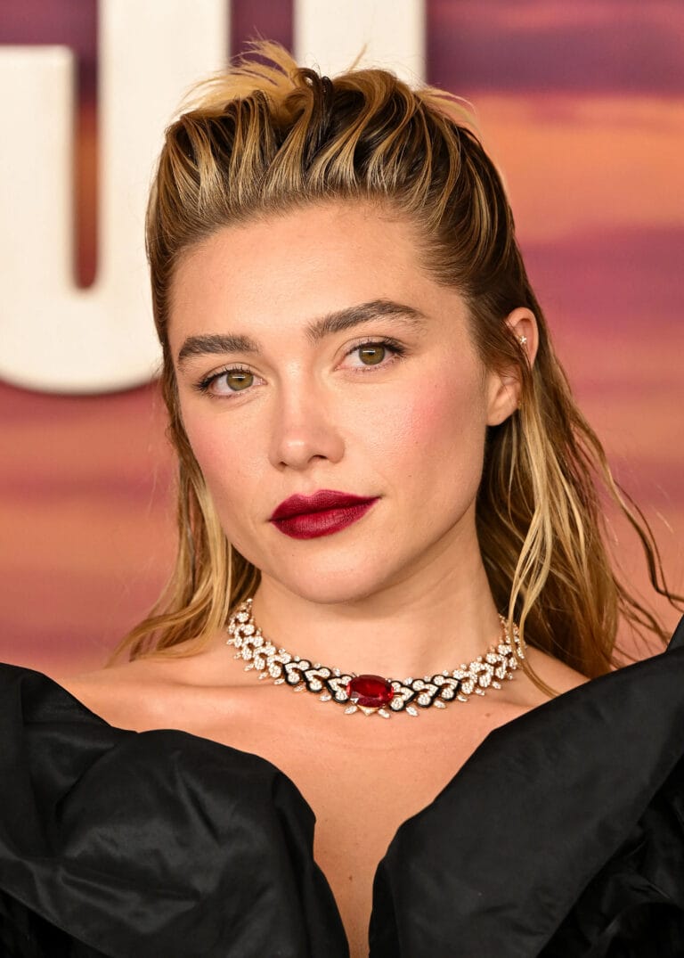 Florence Pugh: Luce un elegante collar con brillantes y un rubí central, complementando su sofisticado atuendo…