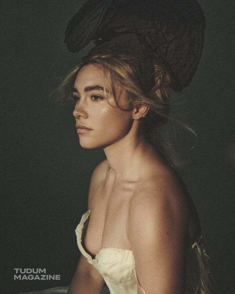 Florence Pugh: Luce un corsé blanco con detalles delicados, mientras lleva un elaborado tocado que destaca…