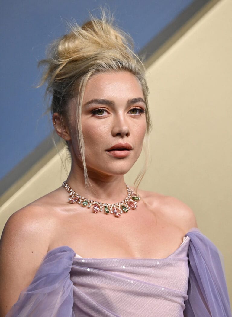 Florence Pugh: Luce un vestido lila con un delicado escote y mangas de tul que caen…