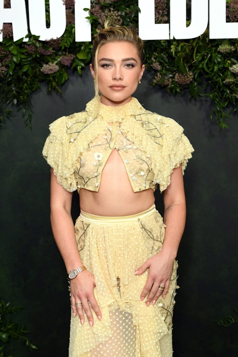 Florence Pugh: Luce un conjunto de dos piezas en amarillo pastel, con un top recortado y…