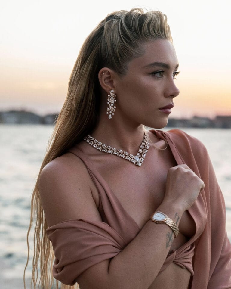 Florence Pugh: Luce un top de tono nude con un detalle de nudo que realza la…