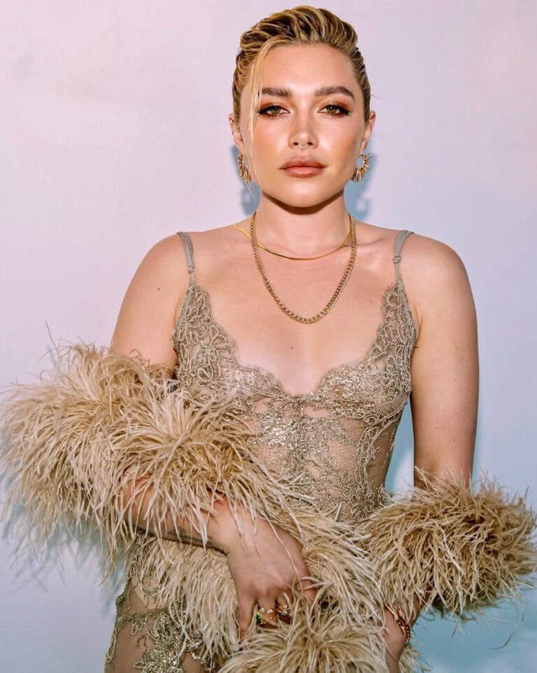 Florence Pugh: Luce un vestido transparente adornado con bordados dorados, que resalta su figura con elegancia.…