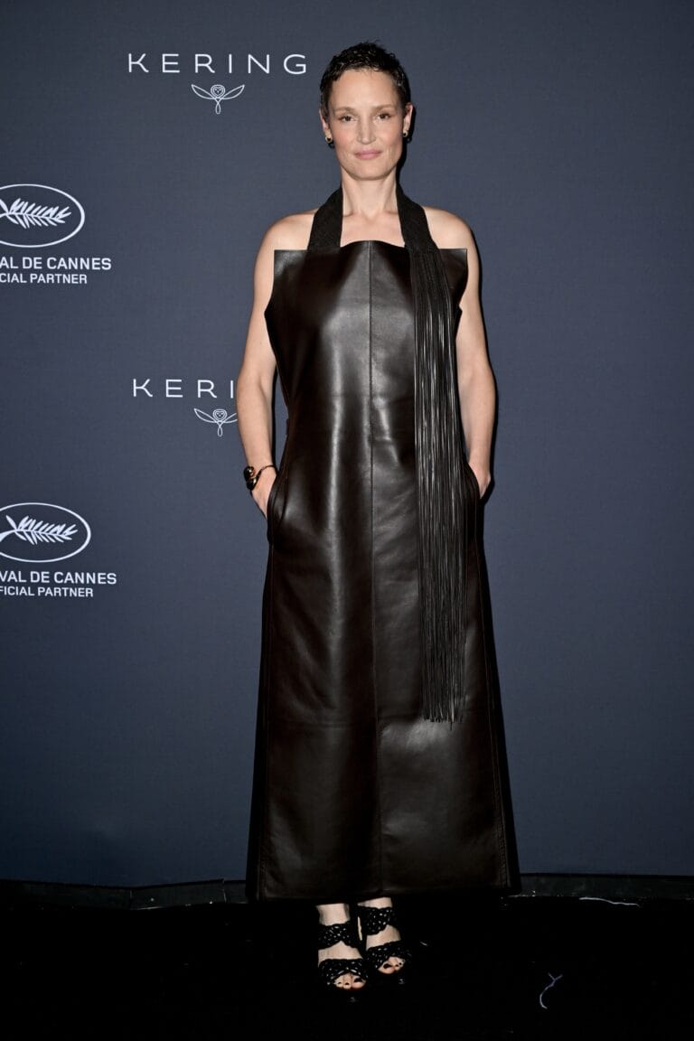 Vicky Krieps: Luce un vestido largo de cuero negro, con un diseño minimalista que destaca su…