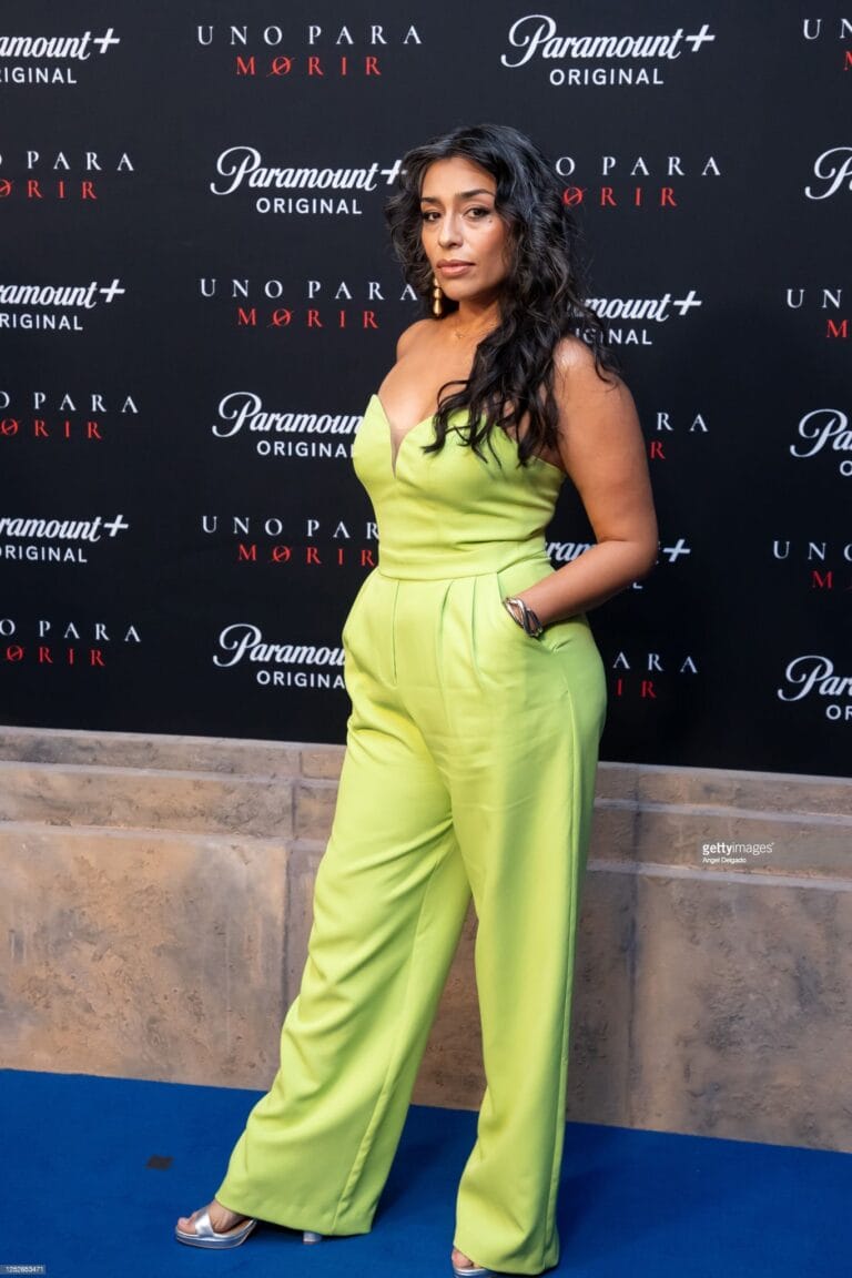 Adriana Paz: Luce un mono amarillo vibrante con un escote pronunciado, que realza su figura de…