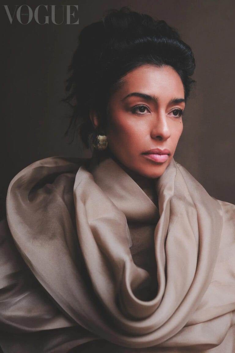 Adriana Paz: Luce un elegante chal de seda en tonos beige que envuelve su figura, creando…