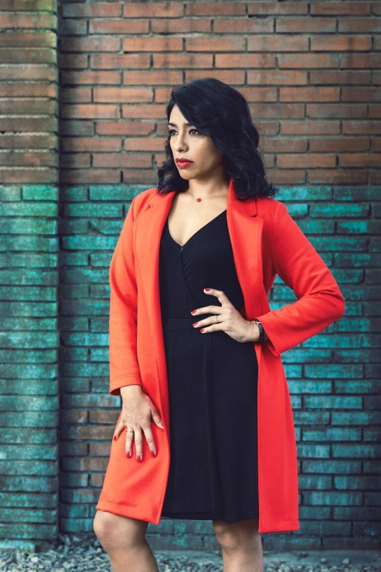 Adriana Paz: Luce un vestido negro con un corte elegante, complementado por un abrigo rojo vibrante…