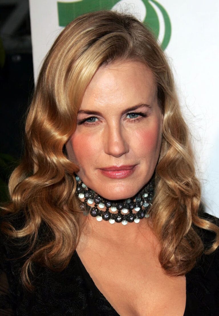 Daryl Hannah: Luce un elegante escote en un vestido negro, complementado con un collar de perlas…