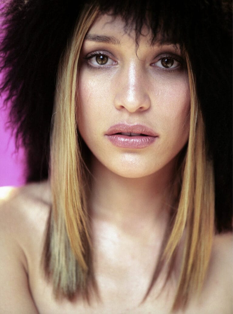 Piper Perabo: Luce un gorro de piel oscuro que enmarca su rostro, resaltando la piel radiante…