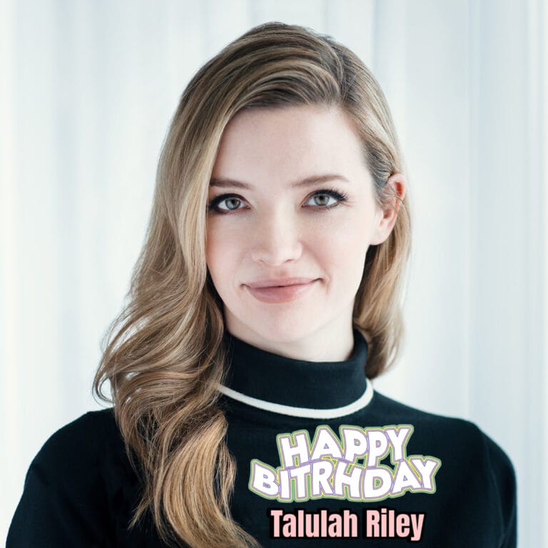 Talulah Riley: Luce un suéter negro con cuello alto y detalles en blanco, destacando su elegancia.…