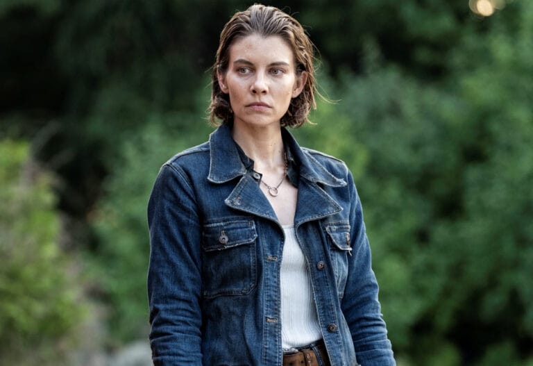 Lauren Cohan: Luce una chaqueta de mezclilla azul sobre una camiseta blanca ajustada, con un pantalón…