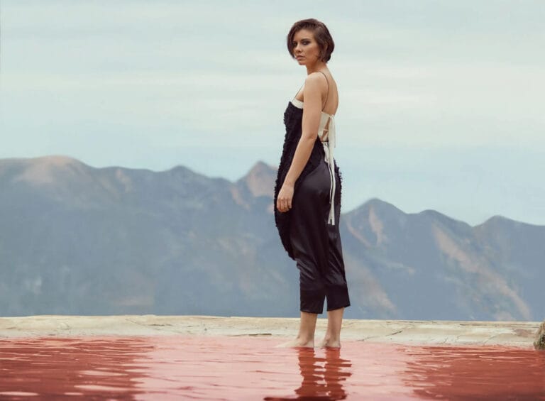 Lauren Cohan: Luce un vestido negro con detalles texturizados y tirantes finos, mientras se encuentra de…