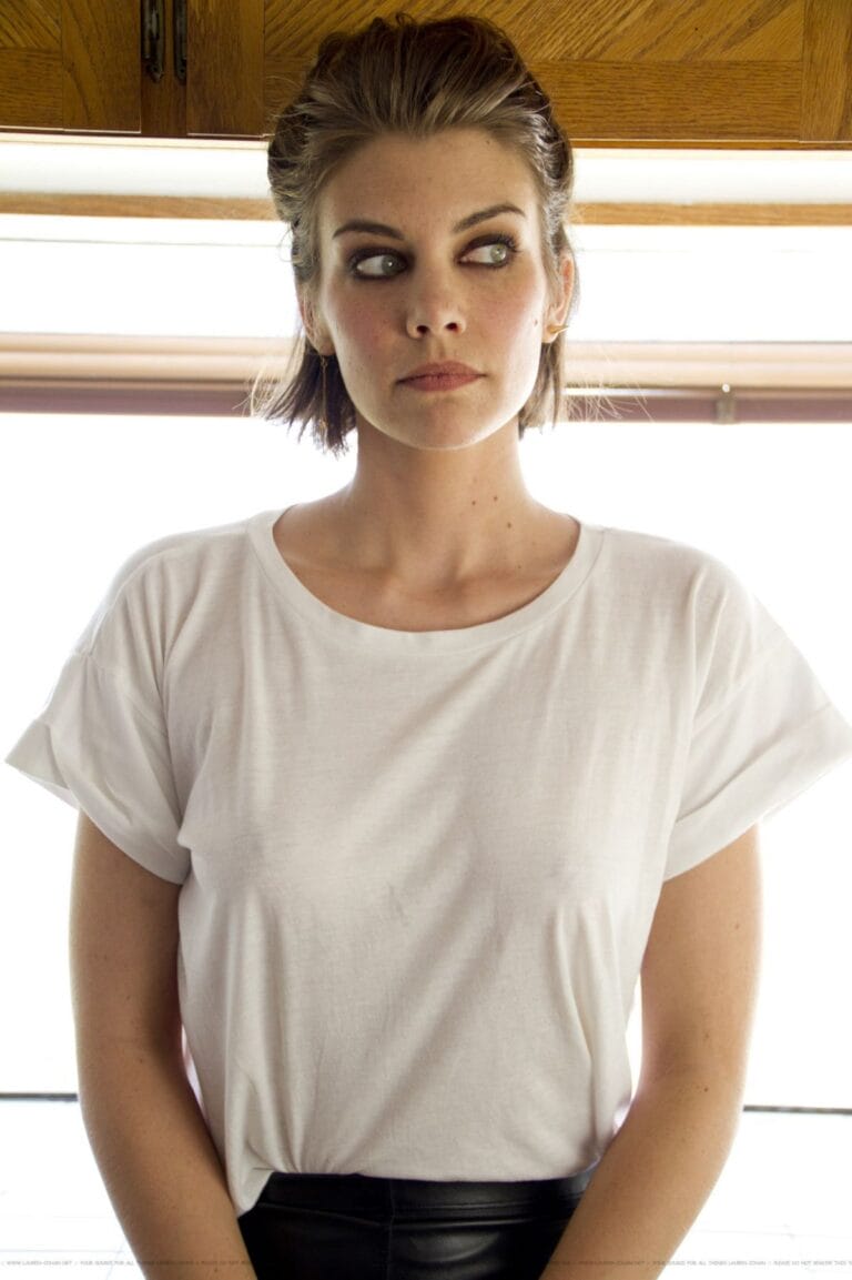 Lauren Cohan: Luce una camiseta blanca de corte sencillo y mangas cortas, combinada con una falda…