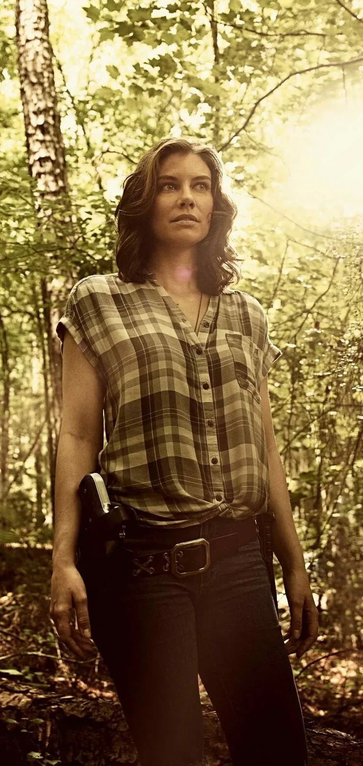 Lauren Cohan: Luce una camisa de cuadros en tonos tierra, con las mangas cortas y ligeramente…