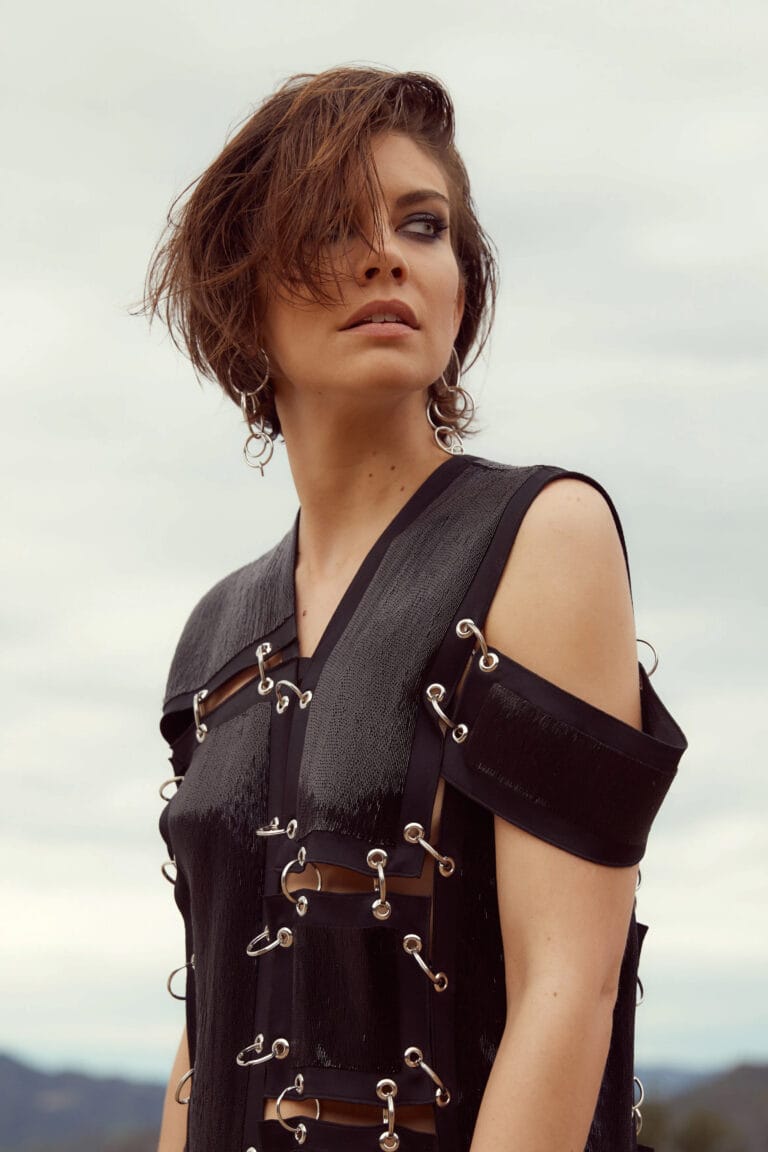 Lauren Cohan: Luce un vestido negro de diseño vanguardista, con detalles metálicos y cortes audaces que…